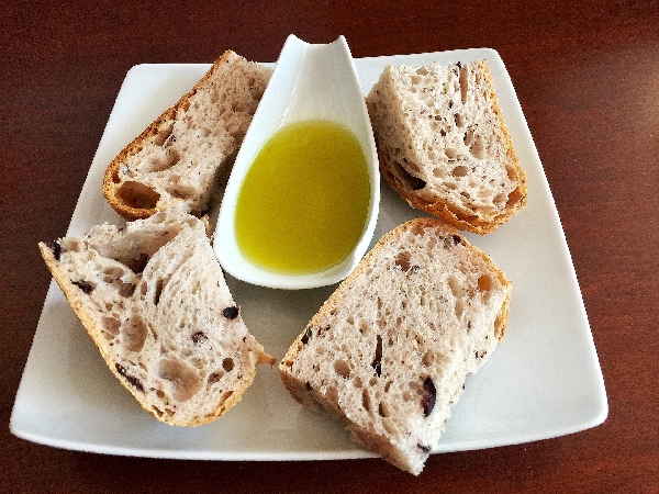 olive-oil-pairing-with-olive-bread