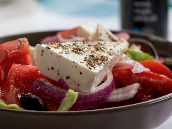 paros-olive-oil-tasting-pairing-with-greek-salad-feta-tomatoes-ognions-peppers