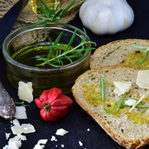 paros-olive-oil-tasting-food-pairing-olive-oil-herbs-bread-cheese